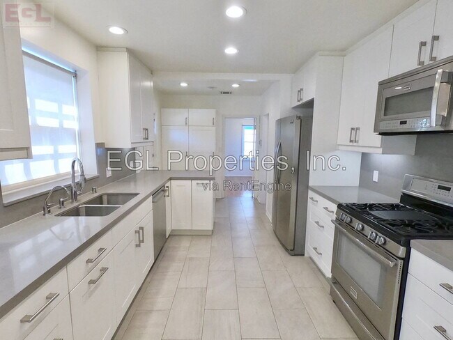 Building Photo - 10749 Wellworth Ave
