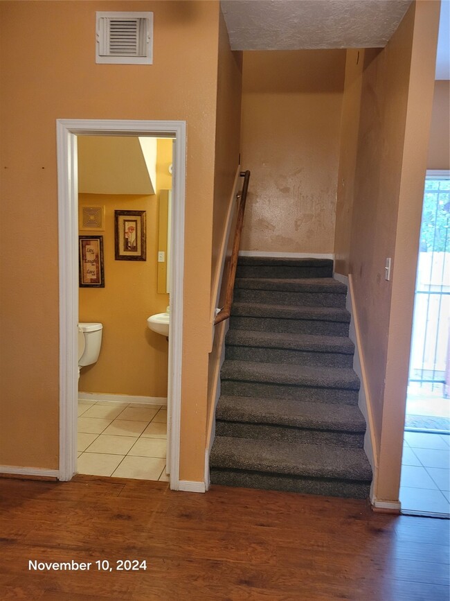 Building Photo - 6934 Paris St