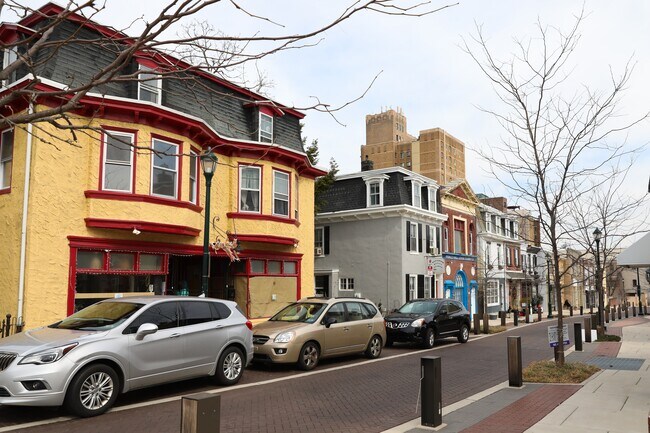 Building Photo - 53 W Maplewood Mall