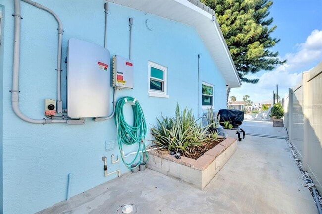 Building Photo - 1015 Spindle Palm Way