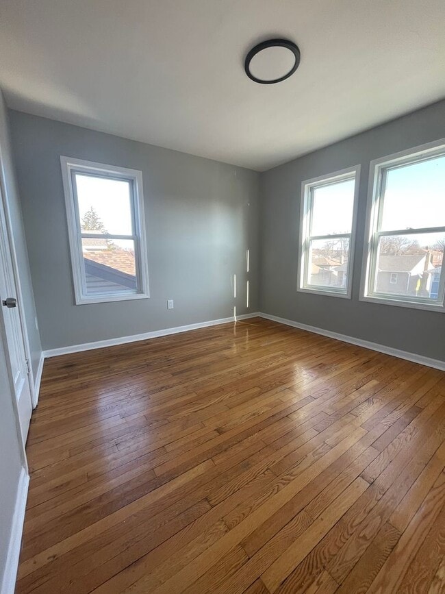 Building Photo - Nice and spacious 3 Bedroom 1 Bath House in Calumet City, IL MUST SEE