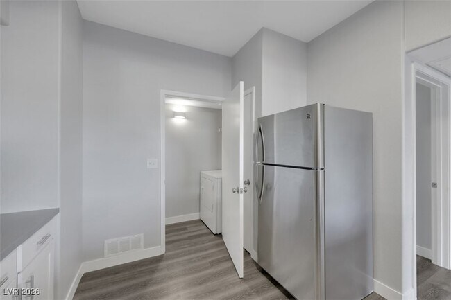 Building Photo - 7255 W Sunset Rd