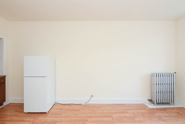 Building Photo - 3335 W Diversey Ave