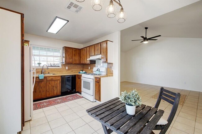 Building Photo - 1813 Gracy Farms Ln