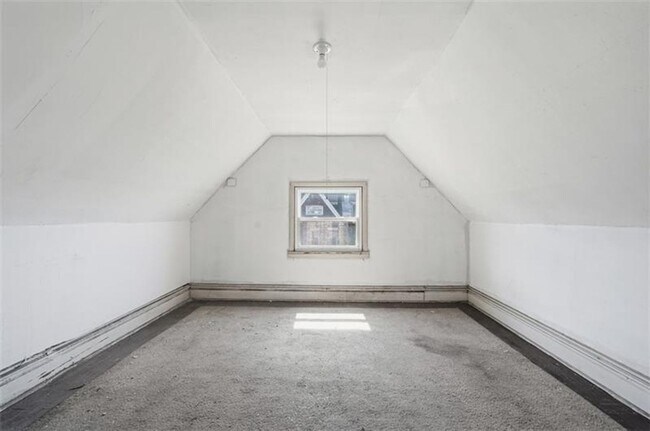 Building Photo - 5-bedroom, 1-bath home in East Pittsburgh