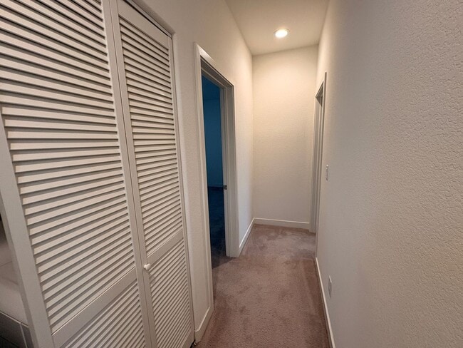 Building Photo - 2 Bed, 2.5 Bath in Anaheim!