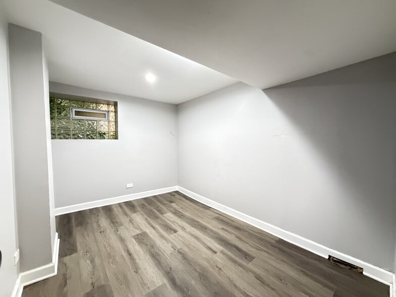 Building Photo - 2617 W Rascher Ave