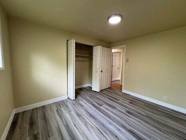 Building Photo - 3-Bedroom, 1-Bathroom Duplex Near Coburg Road