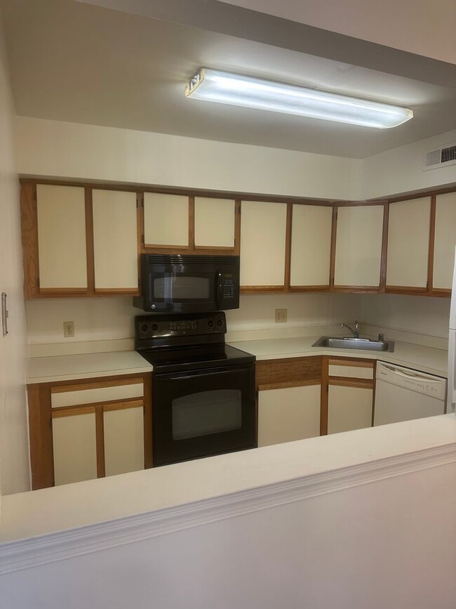 Building Photo - 2 bedroom, 2.5 bath corner condominium, Ne...