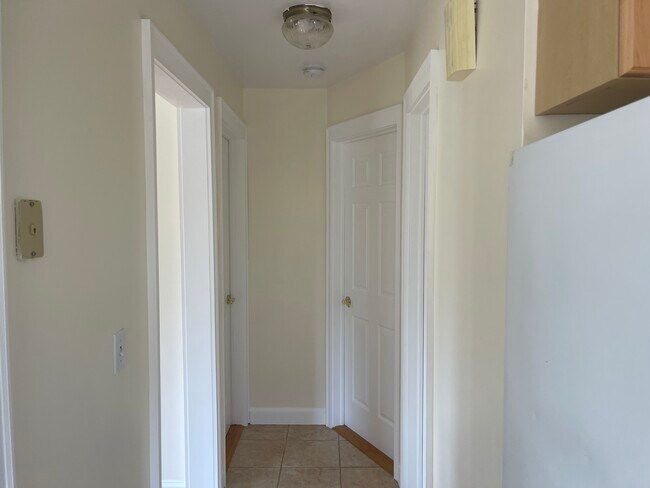 Building Photo - 184 Pine Island Tpke