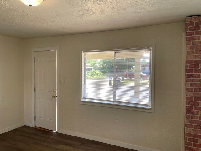 Building Photo - Nice 3 bedroom 1 Bath Home-Fully Fenced Ba...
