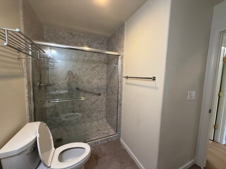Building Photo - 9633 McKenna Dr