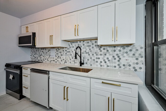 Building Photo - 6118 N Sheridan Rd