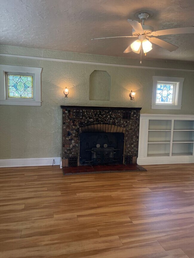 Building Photo - CHARMING 2 BED 1 BATH VICTORIAN HOME