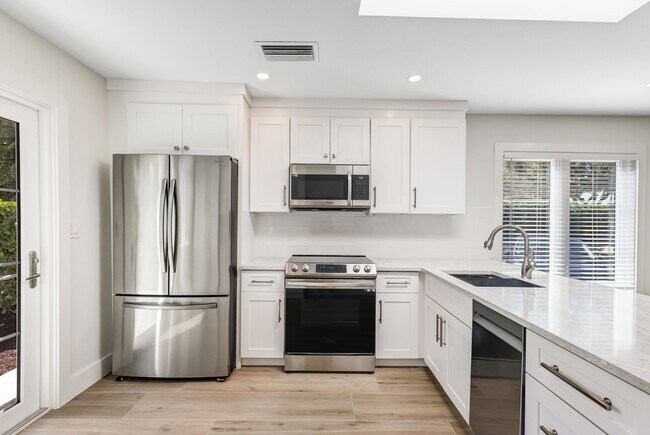 Building Photo - ** OLDE NAPLES ** 2 BED / 2 BATH - COMPLETELY REMODELED - PET OK! - ANNUAL RENTAL