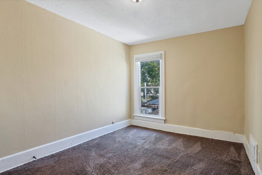 Bedroom - 2707 N Downing St