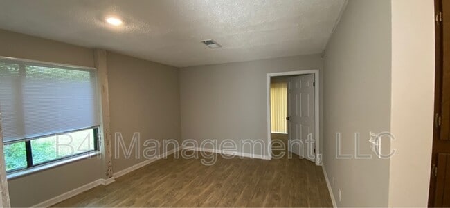 Building Photo - 918 Lakewood Ln