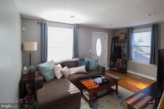 Building Photo - 3723 S Four Mile Run Dr