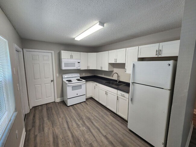 Building Photo - Housing Voucher Accepted -Upgraded 3 Bedroom 2 Bath - Minutes from Super Target and Publix