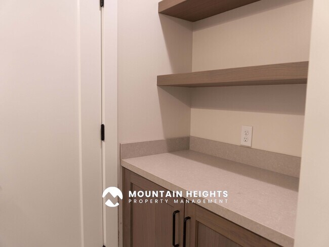 Building Photo - 8589 Kings Hill Dr