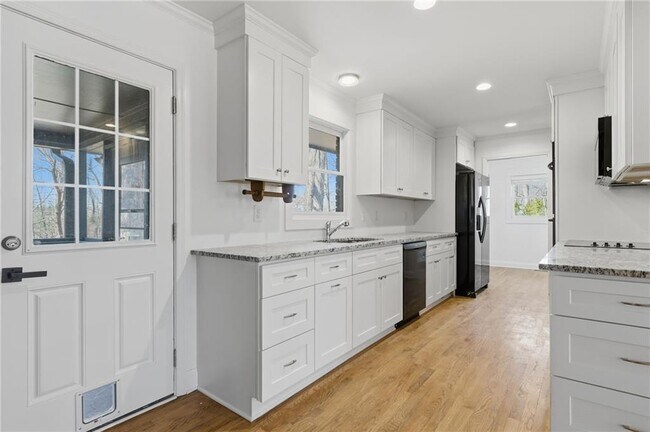 Building Photo - 1460 Hillcrest Dr