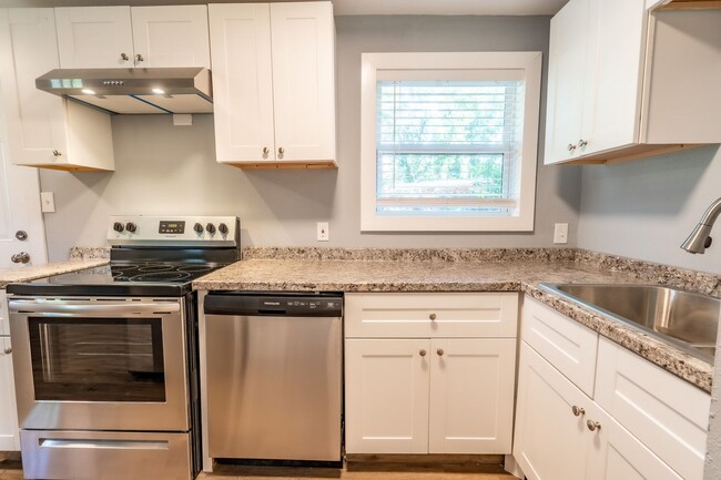 Building Photo - Unique Tulsa Home Available Now! 3 bedroom...