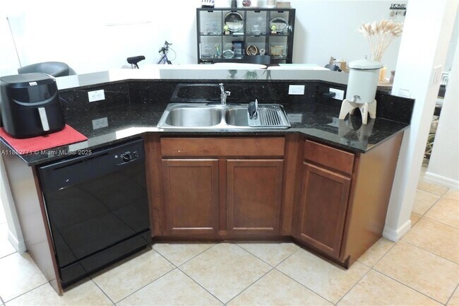 Building Photo - 8899 NW 107 Ct