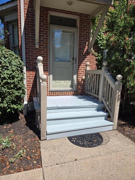 Building Photo - 319 W 2nd Ave