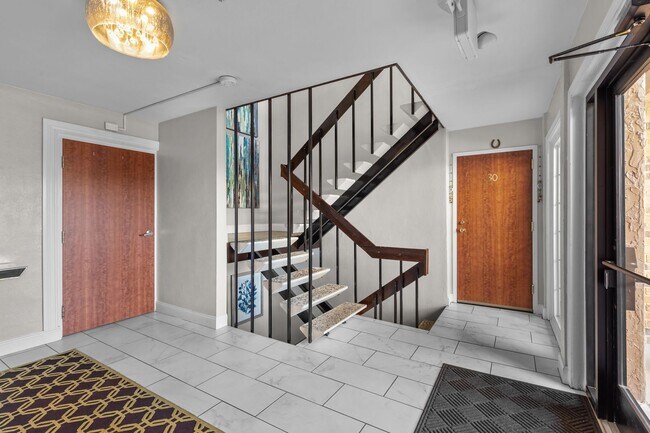 Building Photo - **Anic Groves**Updated Modern Spacious One...