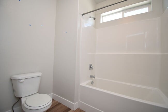 Building Photo - Bright Top Floor Condo with Tennis court, Pool, and Clubhouse