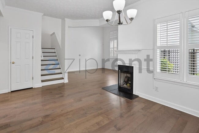 Building Photo - 484 Fraser St SE