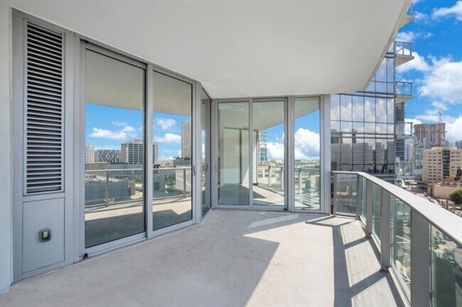 Building Photo - 851 NE 1st Ave