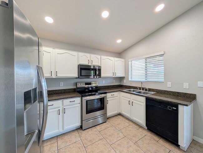 Building Photo - 15746 W Elm St