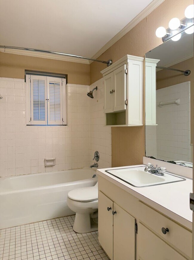 Building Photo - 323 Auburn Dr