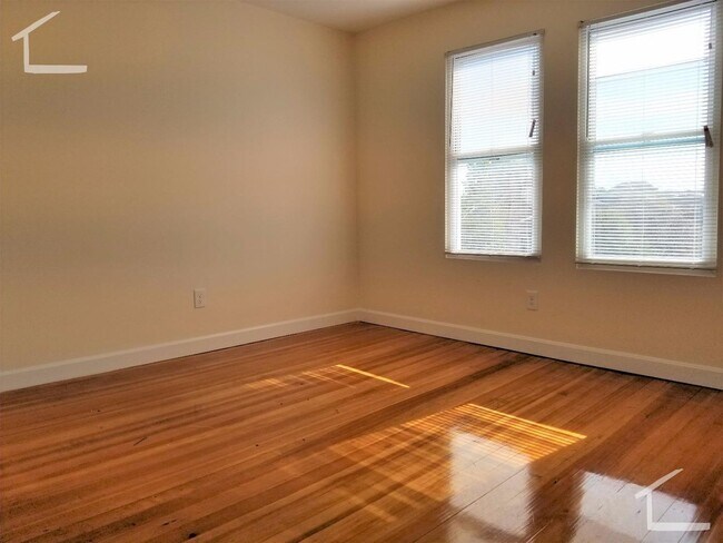 Building Photo - Renovated Apt great 4 Students & Working Pros!  2 Private Decks