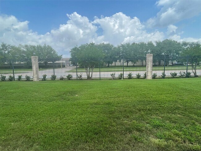 Building Photo - 2750 Holly Hall St