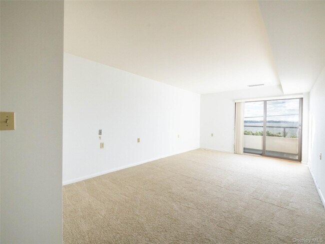 Building Photo - 372 Main St