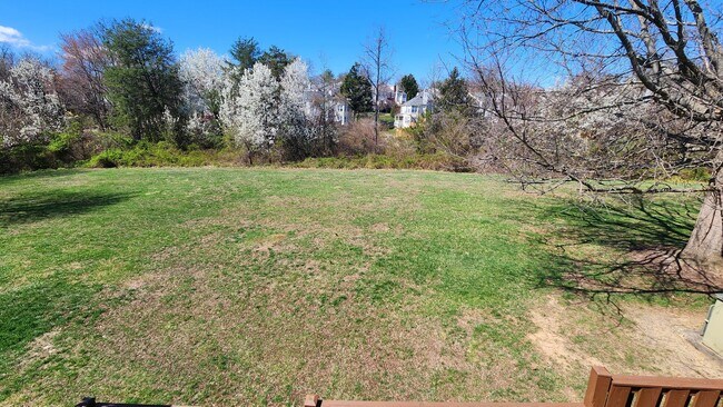 Building Photo - End-unit townhome in highly desired Kingstown