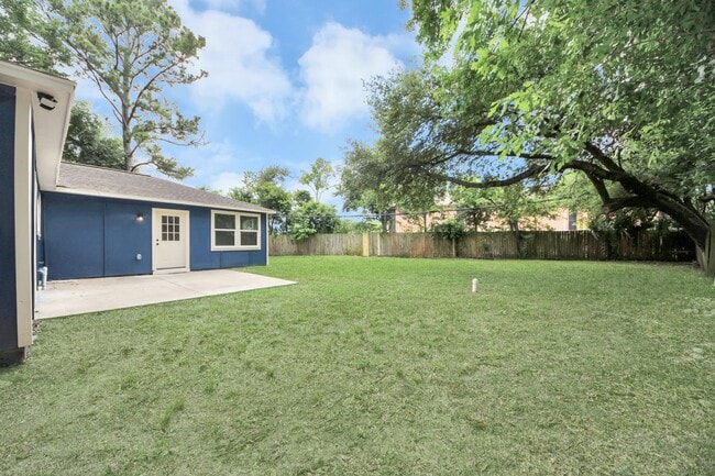 Building Photo - 710 Canary Cir