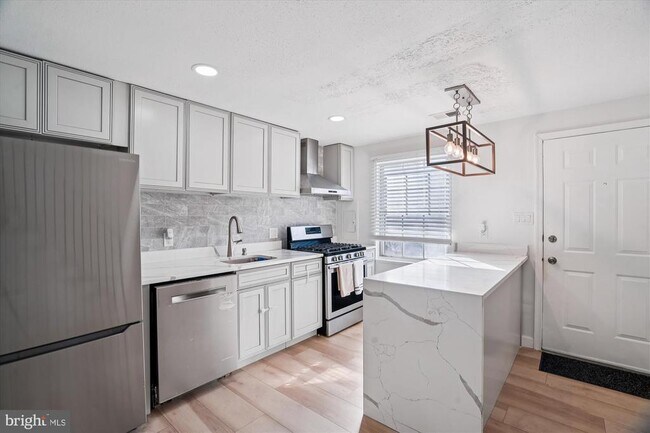 Building Photo - 1925 Dutch Village Dr