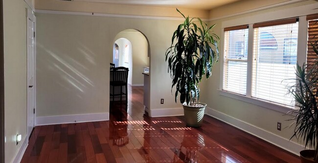 Building Photo - Bright  3bed/2bath single family home with...