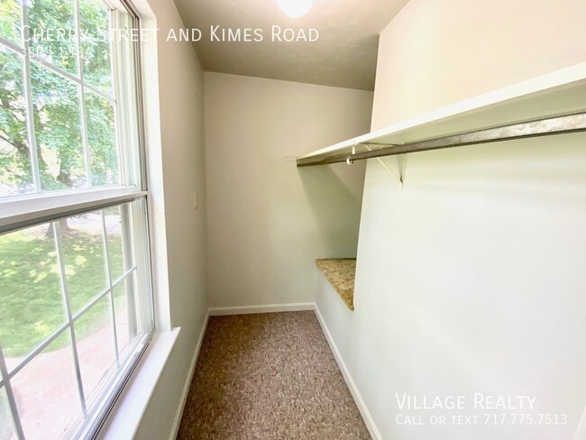 Building Photo - Available late-December! 3-bed Duplex in D...