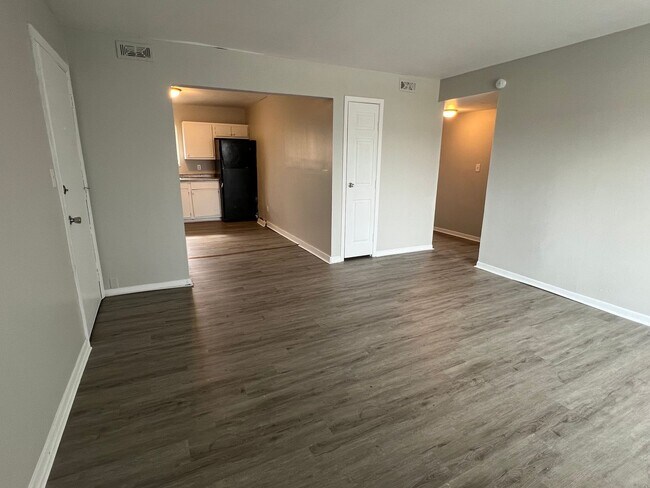 Building Photo - East Ridge Apartments - Remodeled 2 bedroom unit w/ Balcony