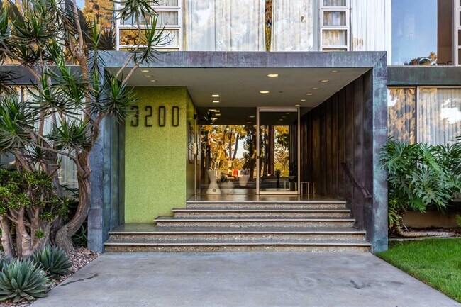 Building Photo - 3200 6th Ave