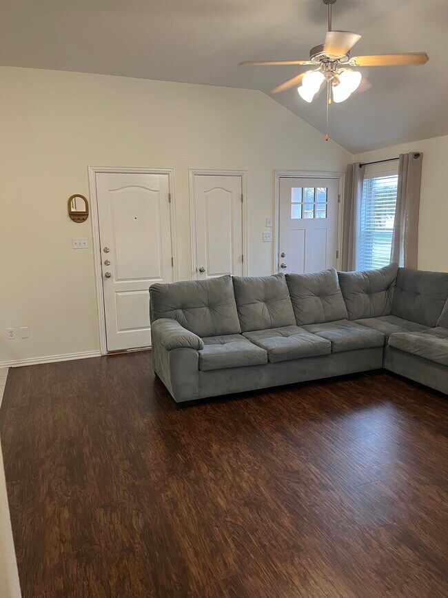 Building Photo - 208 Robin St