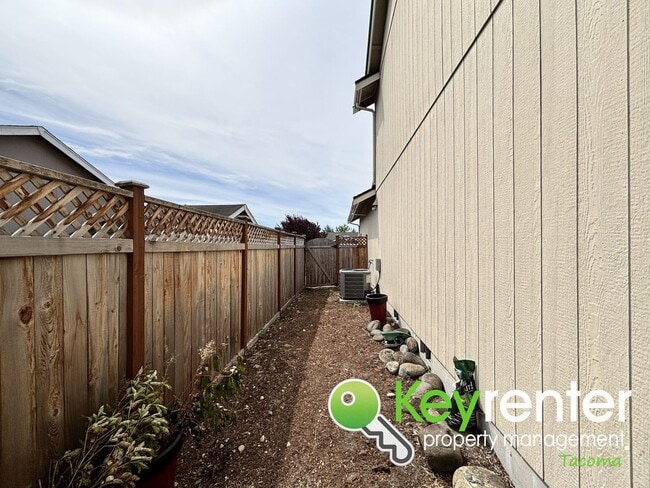 Building Photo - Newly Updated 5-Bedroom Home in Quiet Span...