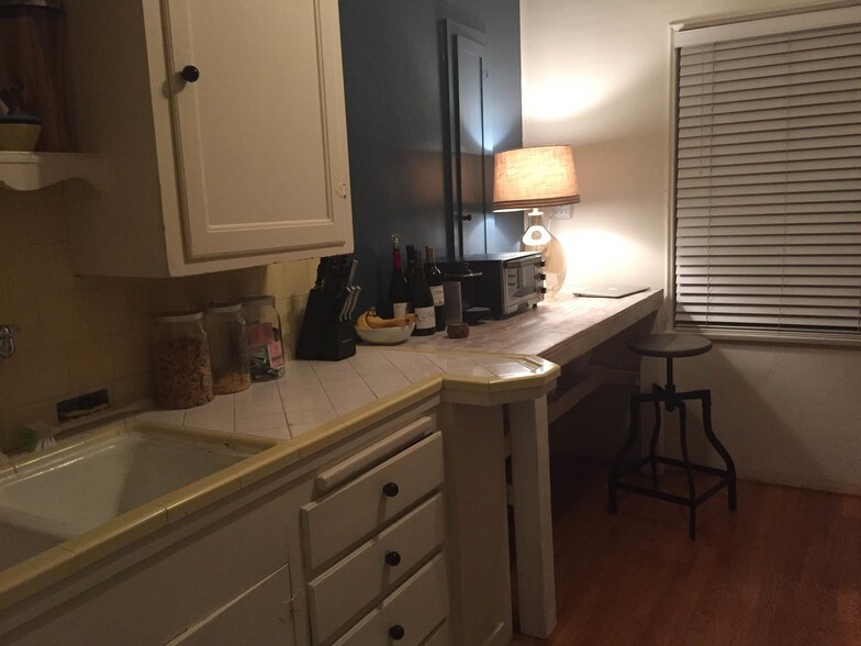 Kitchen - 208 N La Peer Dr