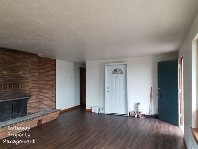 Building Photo - 3 Bedroom in town with a view!