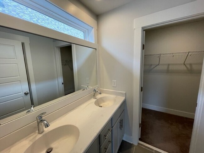 Building Photo - 1332 Big Falls Dr