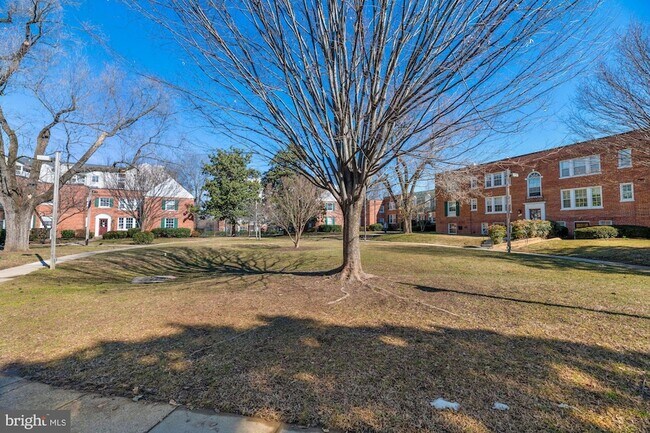 Building Photo - 1817 Queens Ln